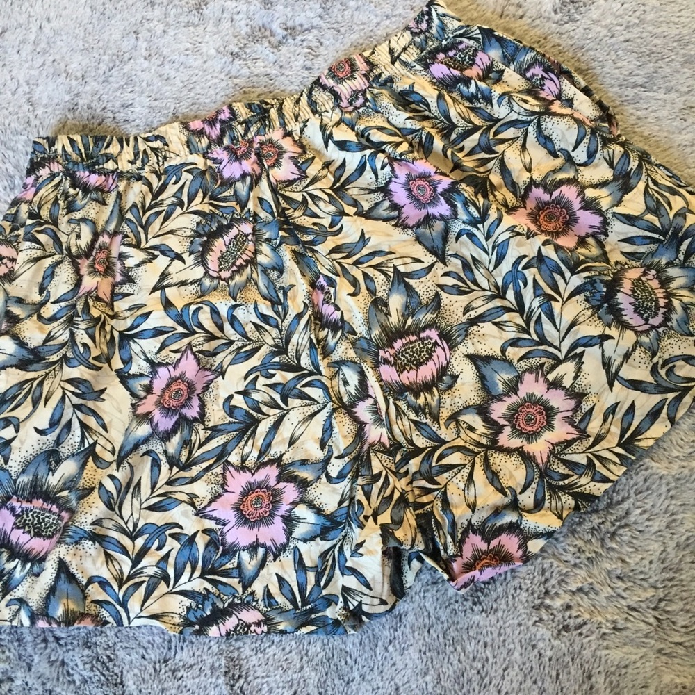 NOT FOR SALE RIGHT NOW! Floral H&M Elastic Shorts Size US 12